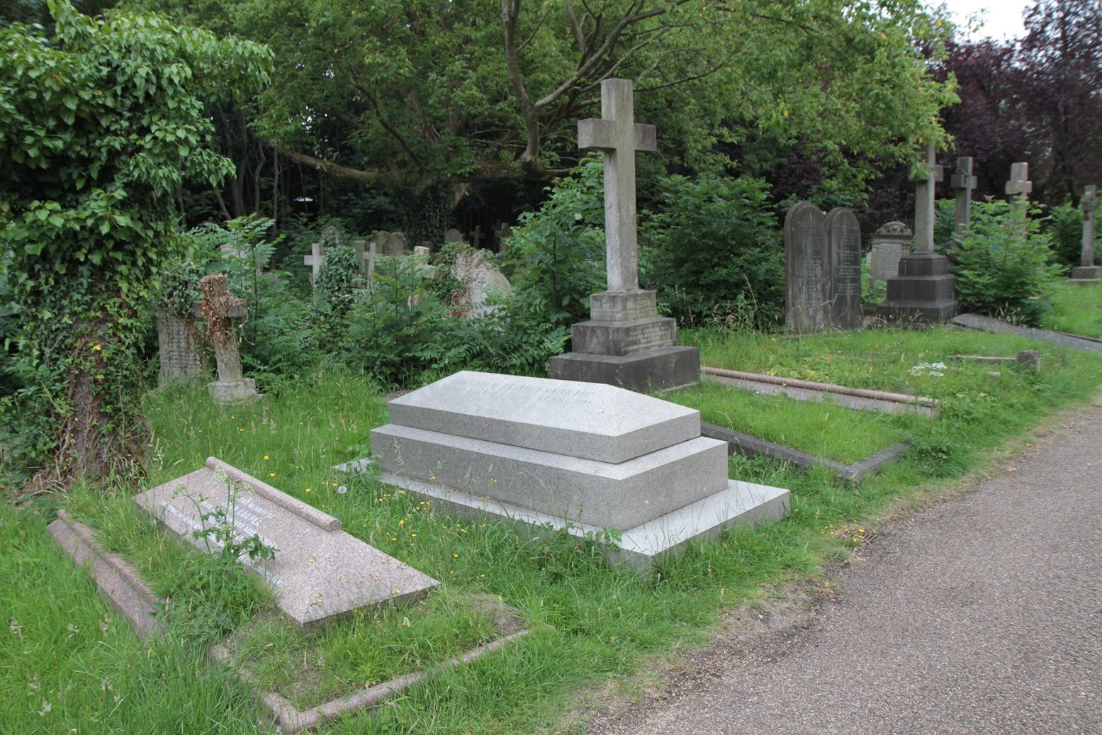 Joseph Lister's tomb, London - 01.JPG
